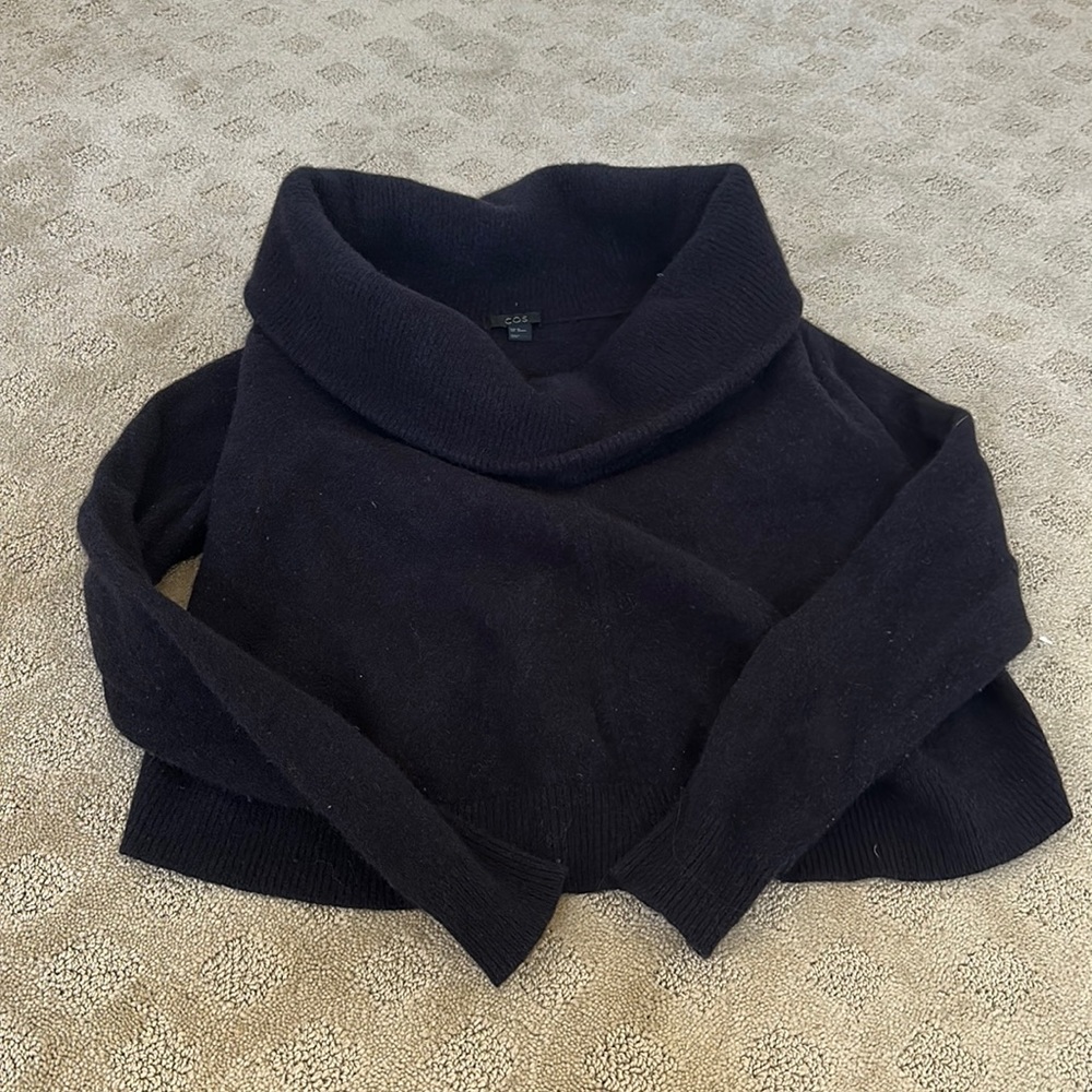 Cos navy %100 wool sweater